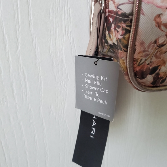 Tahari Winter Rose Travel Kit - Picture 6 of 9